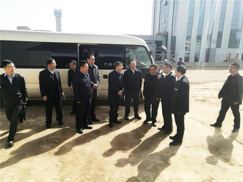 兰州市委副书记、市长张伟文一行莅临新区“pg电子官方伊士顿电梯”、“pg电子官方澳泊智能车库”、“pg电子官方新能源汽车”
