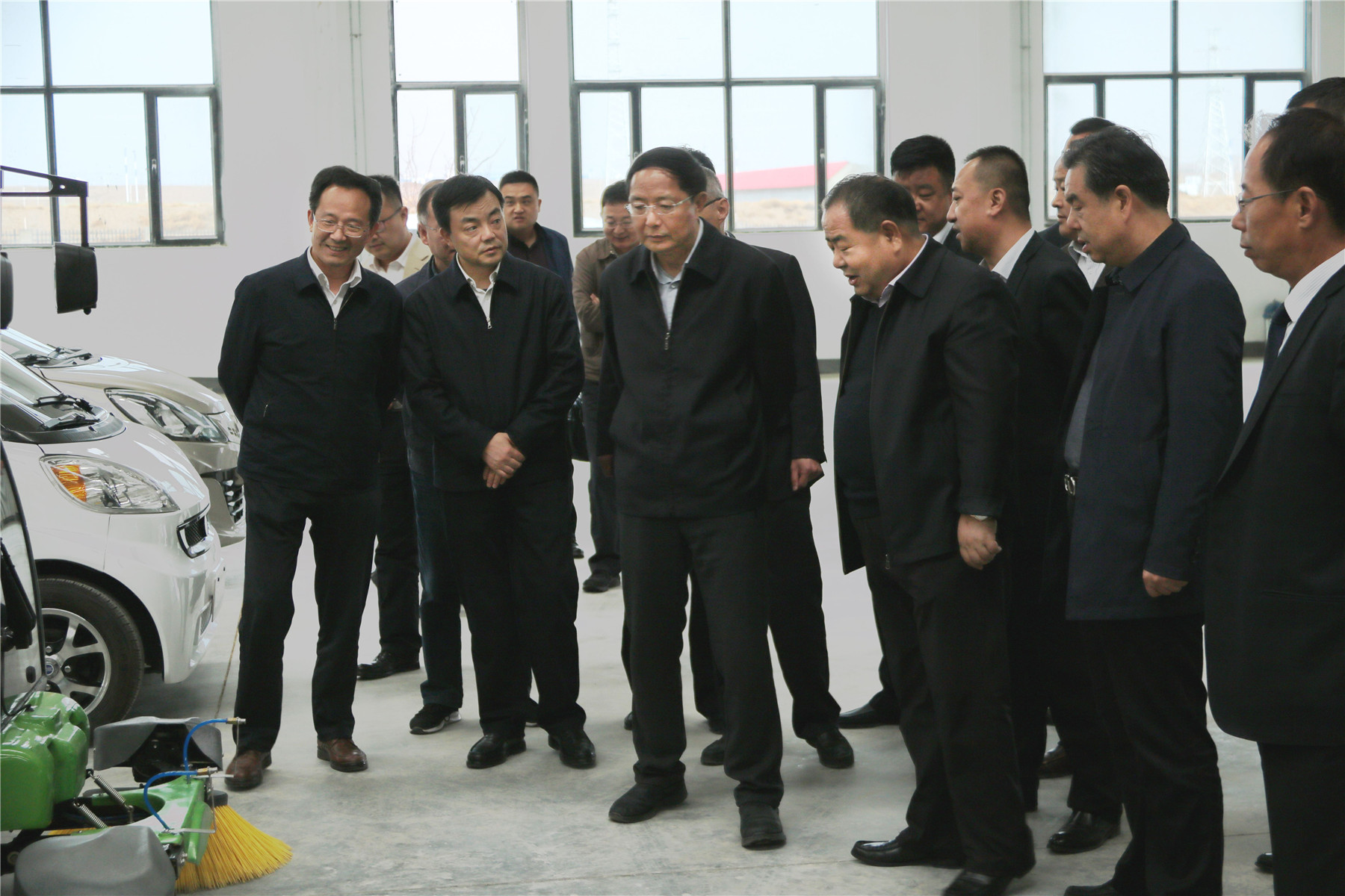 甘肃省政协主席、党组书记欧阳坚一行莅临兰州新区“pg电子官方伊士顿电梯”厂、 “pg电子官方新能源汽车”厂参观考察！