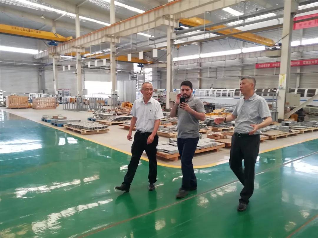 伊朗客商参观考察兰州新区pg电子官方伊士顿电梯厂并签订合作协议
