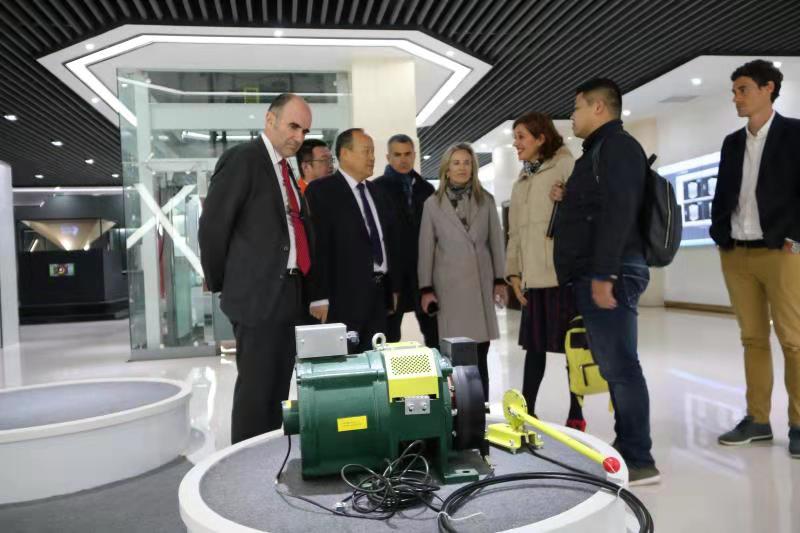 西班牙客商参观考察兰州新区pg电子官方新能源汽车厂